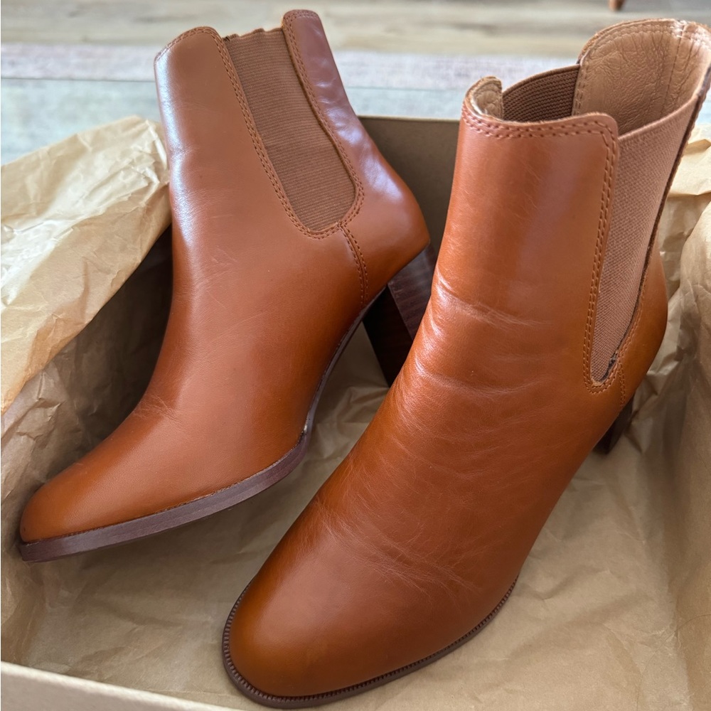 Madewell Heeled Chelsea Boots in Leather. Size 6. New. Color English Saddle